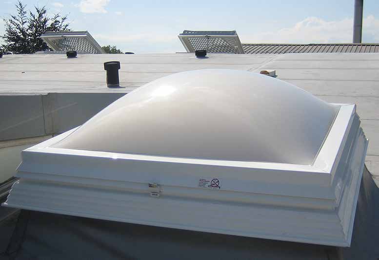 Kingspan ESSMANN Lichtkuppel LK neo plus auf einem Flachdach, Herstellerabbildung aus der Preisliste