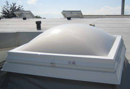 Kingspan ESSMANN Lichtkuppel LK neo plus auf einem Flachdach, Herstellerabbildung aus der Preisliste