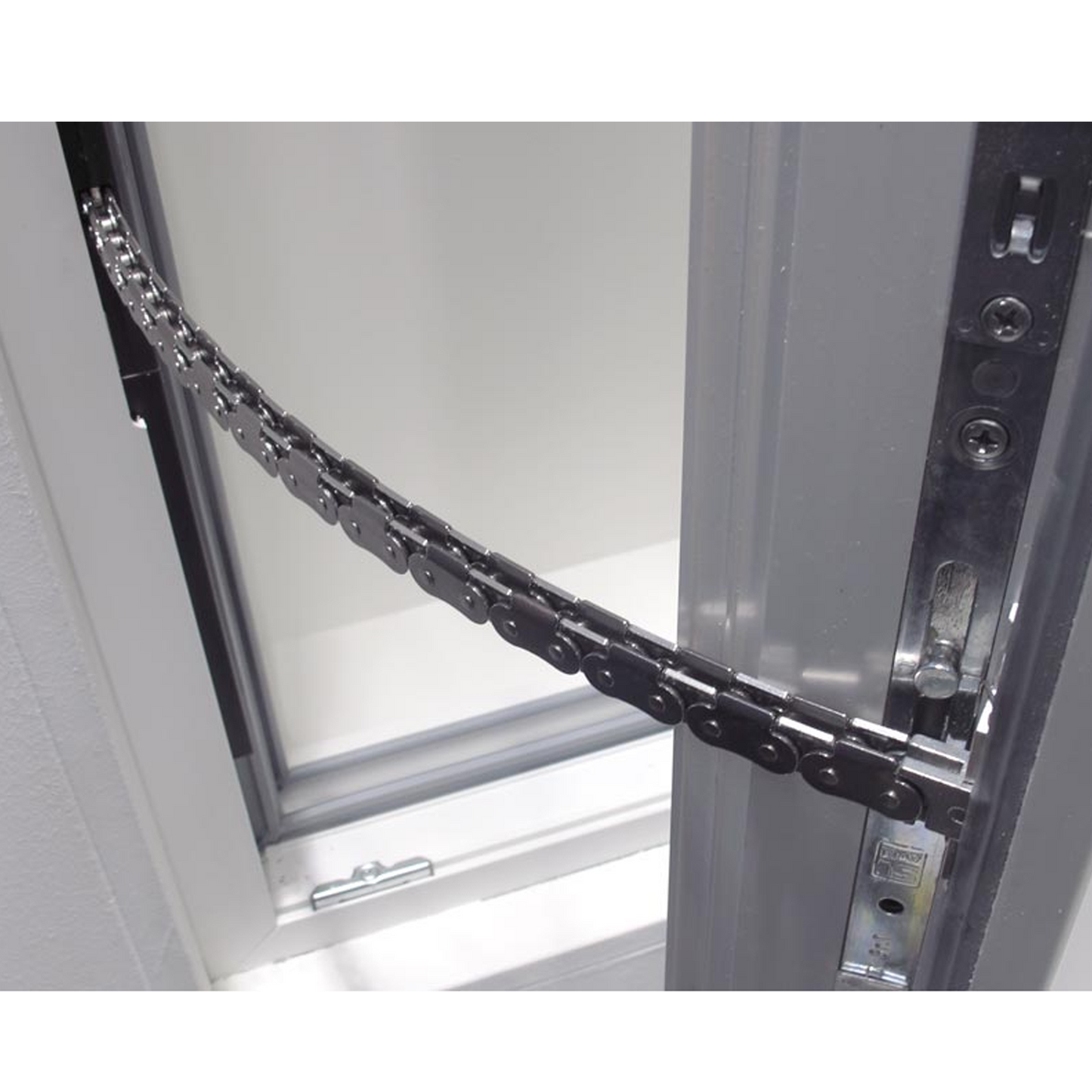 Kingspan STG - Kettenantrieb CDi 24 V in Kettenansicht. Elektrischer Fensterantrieb mit ausgefahrener Antriebskette für die automatische Öffnung und Schließung von Fenstern in Lüftungs- und Rauchabzugsanlagen.
