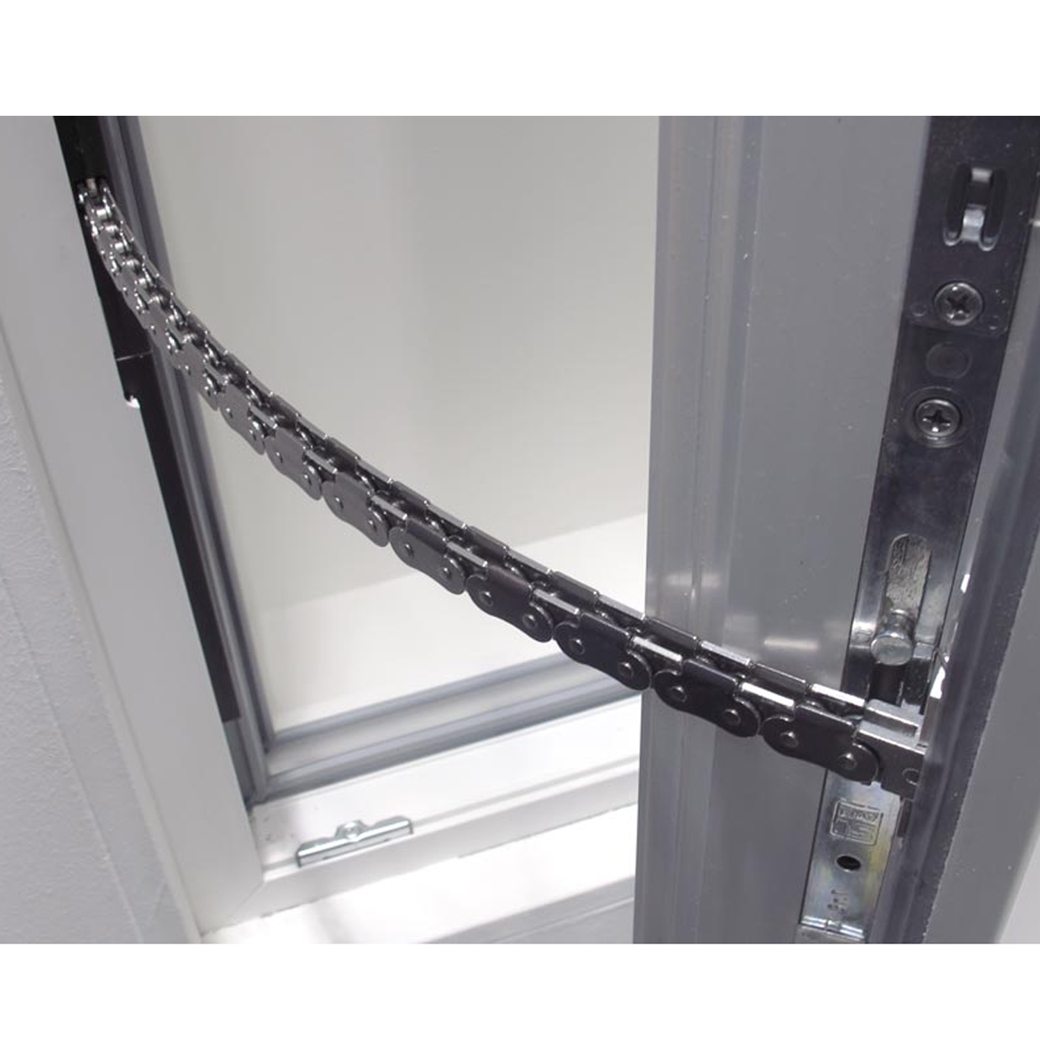 Kingspan STG - Kettenantrieb CDi 24 V in Kettenansicht. Elektrischer Fensterantrieb mit ausgefahrener Antriebskette für die automatische Öffnung und Schließung von Fenstern in Lüftungs- und Rauchabzugsanlagen.