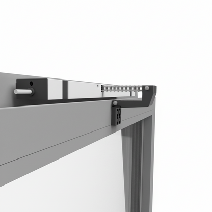 Produktabbildung des Kingspan STG Konsolensets KCDM BF/IOX/SW. Das Set umfasst Befestigungskomponenten zur sicheren Rahmenmontage eines KCDM-Kettenantriebs an einwärts öffnenden Fenstern und ermöglicht große Öffnungswinkel bis 60°