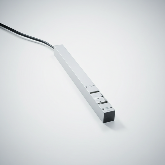 Kingspan STG Riegelantrieb RM Basic, elektrischer Verriegelungsantrieb für Fenster- und Fassadensysteme. Mit hoher Zuhaltekraft von bis zu 1200 N für die sichere Ver- und Entriegelung in natürlichen Lüftungs- und Rauchabzugsanlagen.