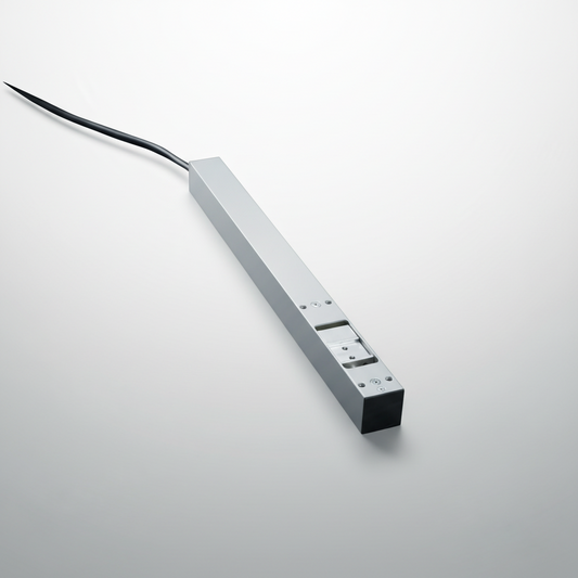 Kingspan STG - Riegelantrieb RM Basic, elektrischer Verriegelungsantrieb für Fenster- und Fassadensysteme. Mit hoher Zuhaltekraft von bis zu 1200 N für die sichere Ver- und Entriegelung in natürlichen Lüftungs- und Rauchabzugsanlagen.