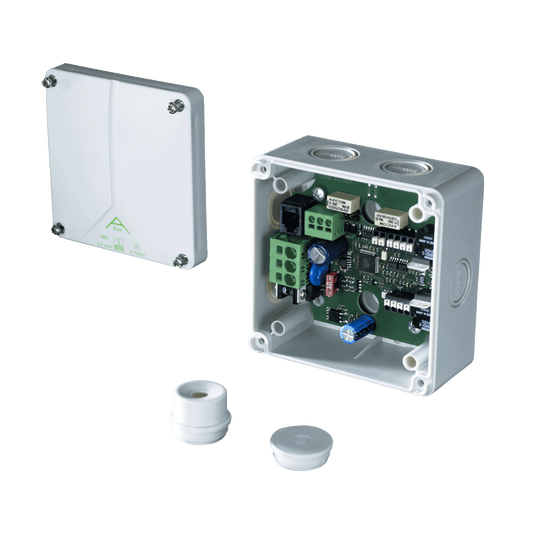 Produktabbildung des Kingspan STG Synchronmoduls SM3. Das elektronische Steuerungsmodul dient zur synchronen Ansteuerung mehrerer Linearantriebe und unterstützt den sicheren Betrieb von automatisierten Fenster-, Lüftungs- und Rauchabzugssystemen.ul SM 3