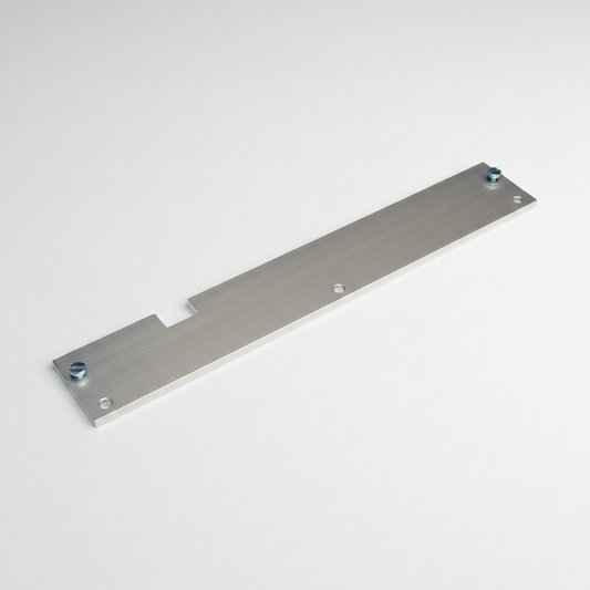 Kingspan STG - Unterfütterungsplatte für ZUV2, 5 mm Aluminium, EV1 silber eloxiert. Hochwertiges Montagezubehör zum Höhenausgleich und zur sicheren Installation von Zusatzverriegelungen an Fenster- und Fassadensystemen.